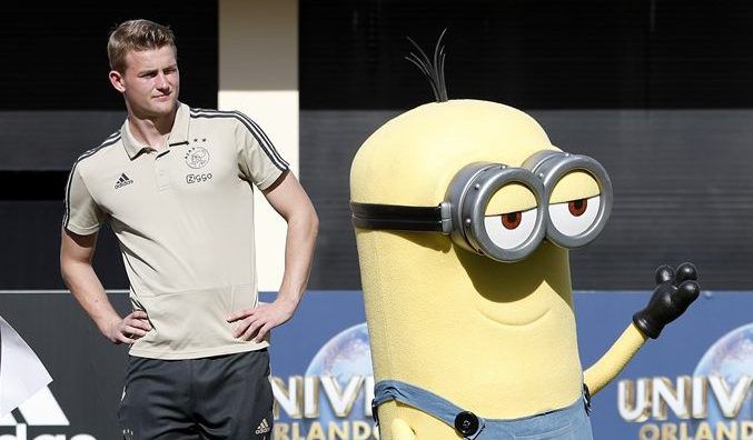 HAHA! De Ligt moet dankzij knullige verplichting met Minions op de foto (video en foto's)