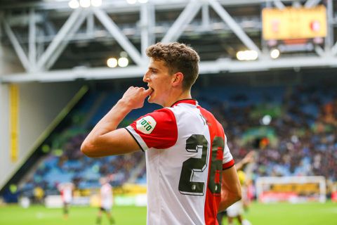 Guus Til furieus over tijdrekkende spelers van Vitesse: '2e helft alleen maar stilgestaan'