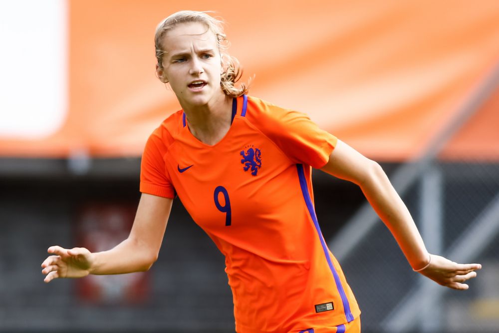 Miedema bezorgt Nederland diep in blessuretijd 3 punten in WK-kwalificatie