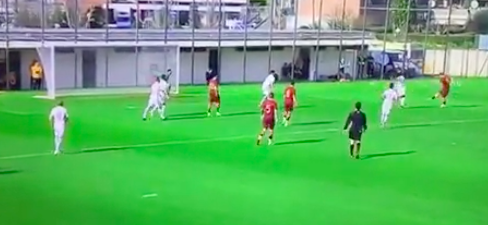 Legendarische Totti leert reserves lesje met wonderschone goal (video)