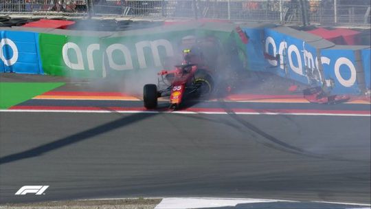 🎥 | Wéér 🚩 op Zandvoort: Carlos Sainz rijdt z'n halve voorkant in de prak