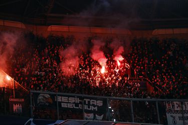 📸 | Besiktas-fans gooien vuurwerk naar beneden, vak 116 in de Arena ontruimd