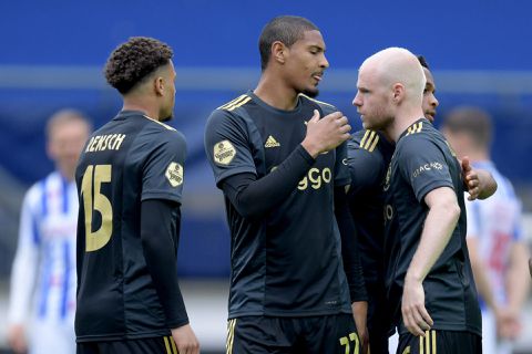 Minutenlang wachten op de VAR bij Heerenveen - Ajax: geen (hinderlijk) buitenspel