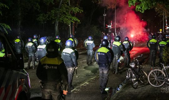 🎥 | Chaos in Doetinchem: ME klapt erop, voorzitter De Graafschap belaagd na domper