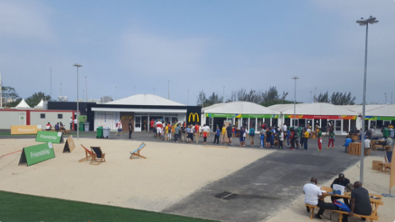 Lange rijen atleten voor McDonald's in olympisch dorp (video)