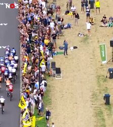 🎥 | Een echte alleskunner! Mathieu van der Poel gooit bidon BIJNA in prullenbak tijdens WK