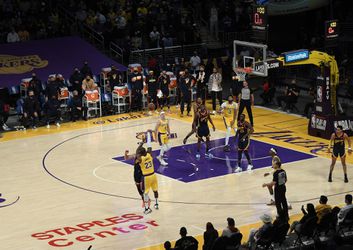 🎥 | NBA: LA Lakers op het nippertje naar play-offs, Golden State Warriors nog niet klaar