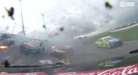 🎥 | ONGEKEND! Gigantische crash met meerdere auto's bij Daytona 500 💥