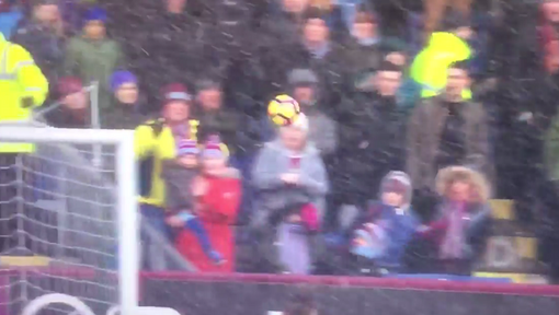 Burnley-fan blijkt fantastische doelman te zijn en redt klein kindje (video)