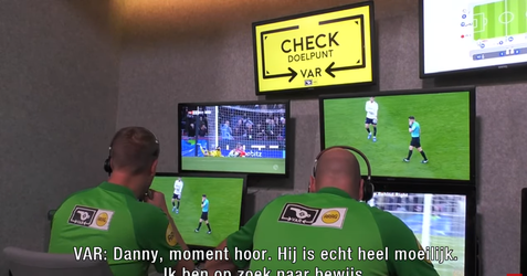 🎥 | Dit zei de VAR tegen Danny Makkelie bij het handsmoment van Hirving Lozano bij PSV - Ajax