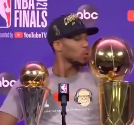🎥 | Giannis Antetokounmpo kust trofeeën na behalen NBA-titel: 'Niet jaloers worden he?'