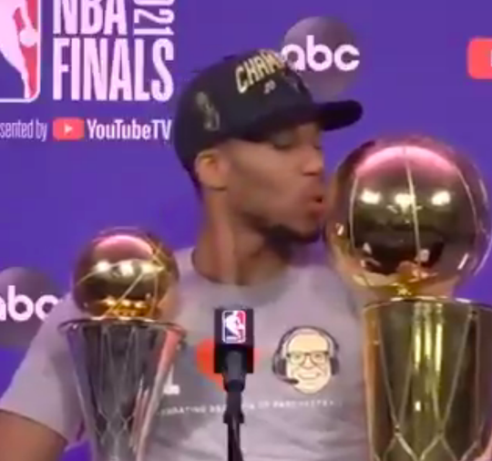 🎥 | Giannis Antetokounmpo kust trofeeën na behalen NBA-titel: 'Niet jaloers worden he?'