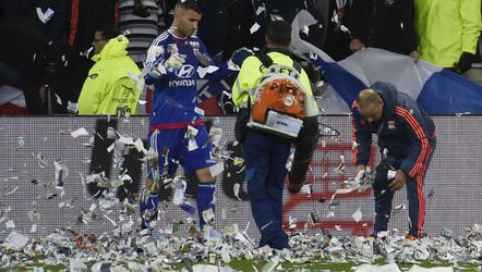 Olympique Lyon - Nice gestaakt door kilo's papier op het veld (video)