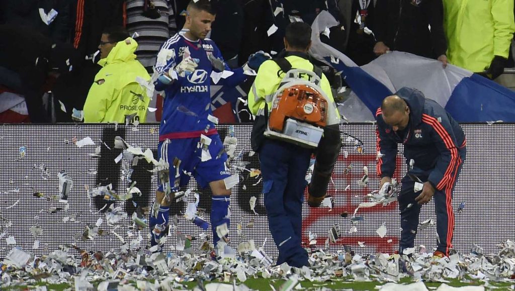 Olympique Lyon - Nice gestaakt door kilo's papier op het veld (video)