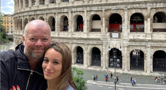 Vakantiebeest Barney snuift cultuur in Rome met nieuwe liefje
