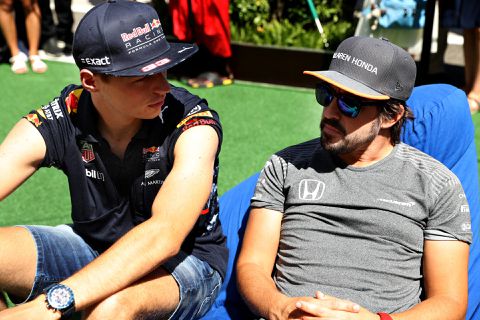 Fernando Alonso ziet Max Verstappen als favoriet voor WK-titel: 'Hij is dé kandidaat'