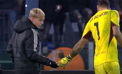 🎥 | Ballenjongen is even 'assistent' en levert briefje van José Mourinho af bij doelman