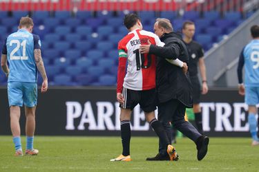 🎥❤️ | Advocaat is emoties niet de baas: trainer 'sprint' naar binnen na laatste fluitsignaal