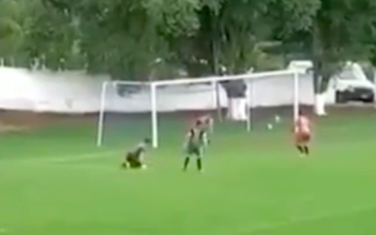 LOL! Goalie lijkt blunder te herstellen, maar zijn verdedigende medespeler verpest àlles! (video)