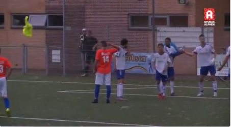 Keepertje is het zat na 5 tegengoals en gaat douchen (video)