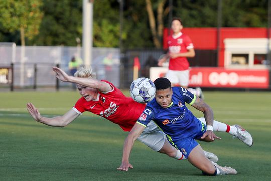 Jong AZ wint op nippertje strijd om koppositie van TOP Oss, Jong PSV wint mini-derby