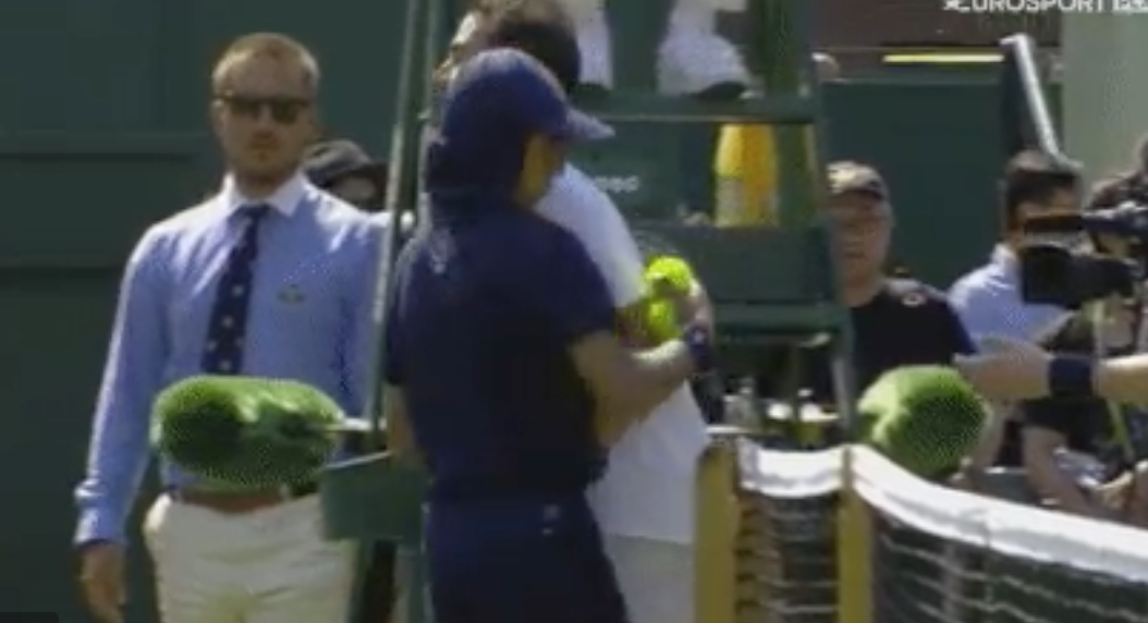 Tennisser bodycheckt ballenjongen op Wimbledon (video)