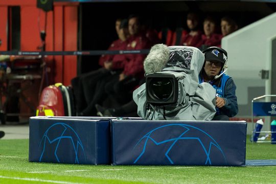 WOW! Iraanse vrouw doet voor het eerst live verslag en Ajax heeft de primeur