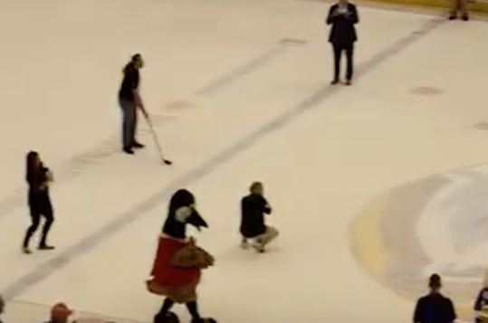 100.000 dollar na 'lucky' ijshockey-schot (video)