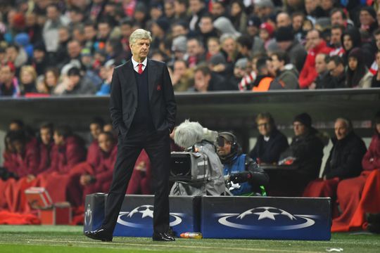 Engelse pers lust Wenger rauw