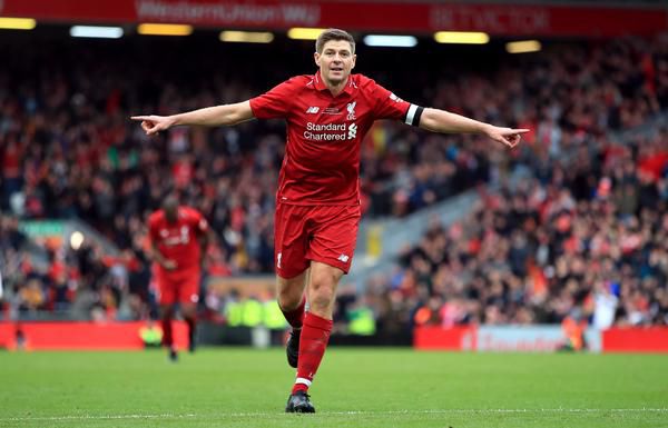 Liverpool-legende Gerrard wil dat trainer Klopp nu al een standbeeld krijgt
