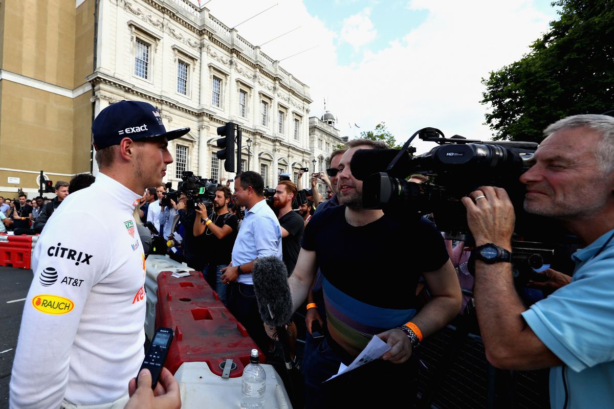 Hamilton lekker op vakantie tijdens F1-show Londen (video)