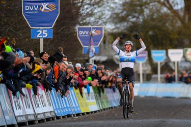 Van der Poel wint intense tweestrijd met Van Aert in Scheldecross