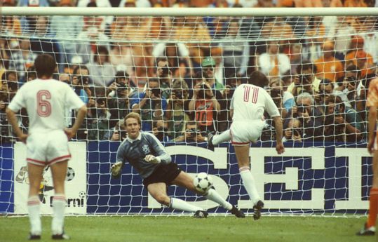 🎥 | Haha! EK 1988-held Hans van Breukelen wenste Lothar Matthäus dood in slecht Duits, kreeg toen briefje van leraar Duits