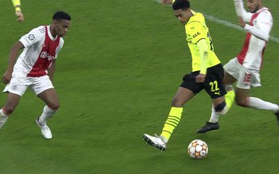 🎥 | Ajax op achterstand door penalty na weer een VAR-momentje