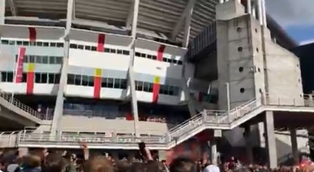 🎥🎉 | Ajax-spelers vieren het kampioensfeest buiten stadion mét fans