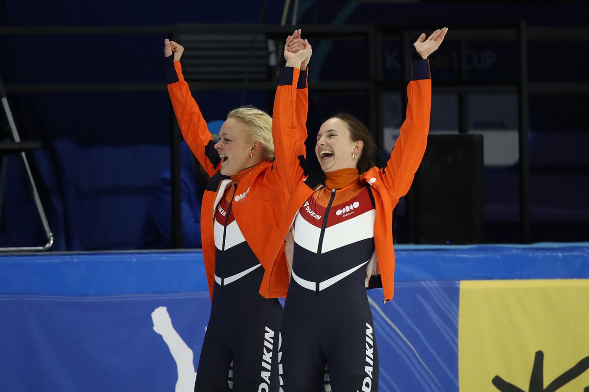 🥇🥇 | Shorttracksters Selma Poutsma en Xandra Velzeboer pakken allebei goud na bizarre finish in Seoul