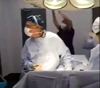 Chileense artsen leggen operatie stil om te juichen om gestopte penalty (video)