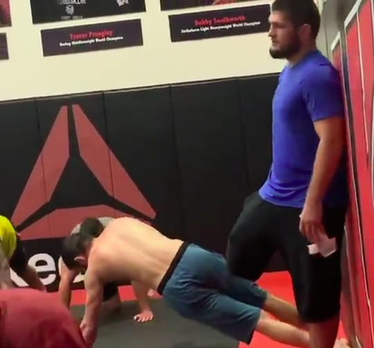 🎥 | Coach Khabib Nurmagomedov peigert leerlingen af: 'Ga naar huis als je moe bent'