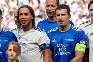 Check! Team Figo verslaat vrienden van Ronaldinho in benefietwedstrijd UEFA (video)