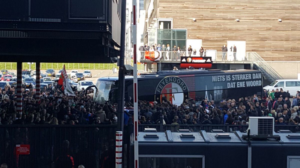 Feyenoord-chauffeur geniet van onthaal: 'Bizar dit' (video)