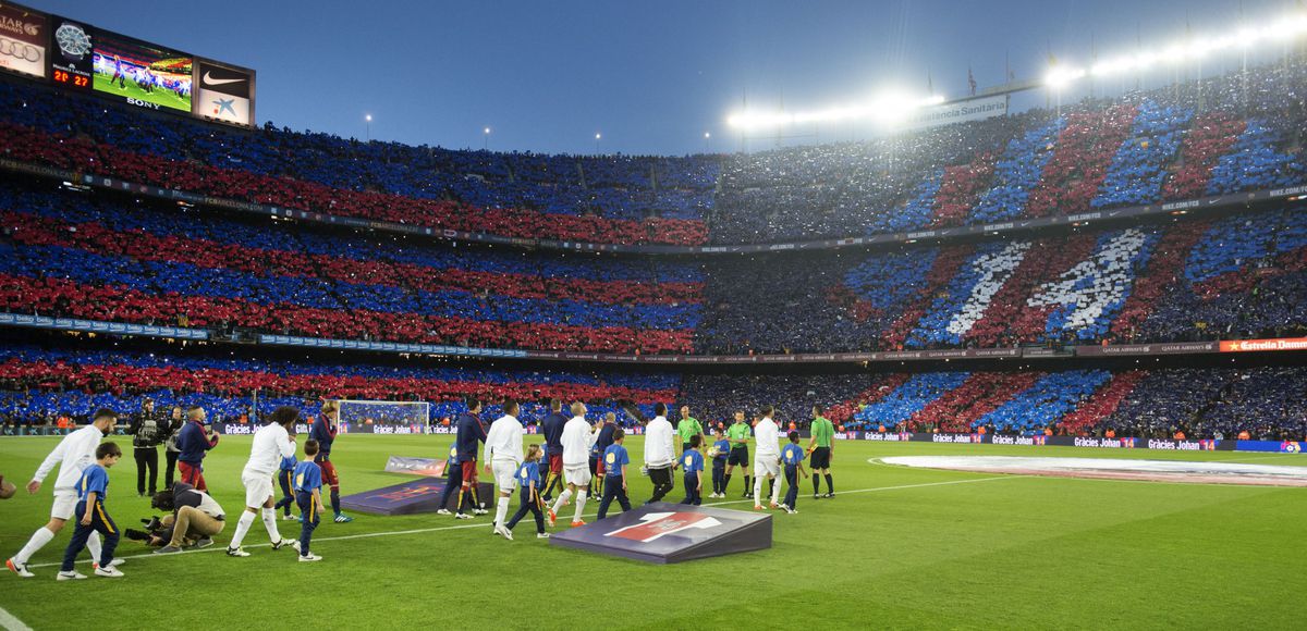 Wauw! Cruijff fantastisch geëerd in Camp Nou (video)