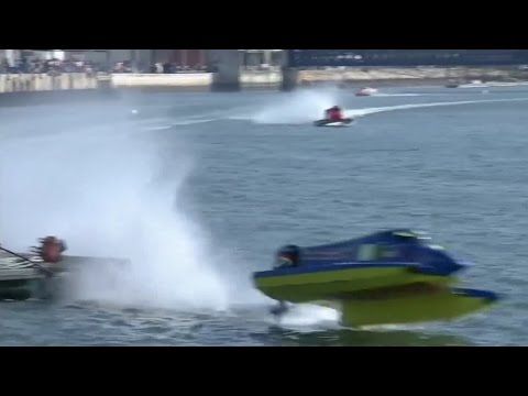 Spectaculaire crash tijdens 'F1 op het water' (video)