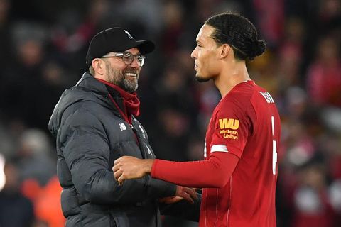 Klopp denkt dat er kleine kans is dat Van Dijk wél naar EK kan: 'Weet niet of het verstandig is'