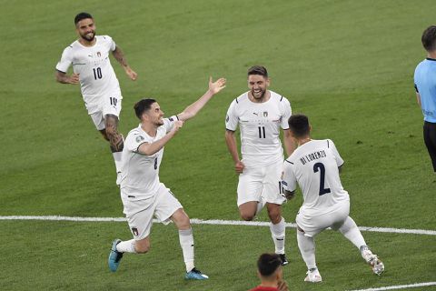 Italië speelt dark horse-status van Turkije aan gort en wint EK-openingsduel