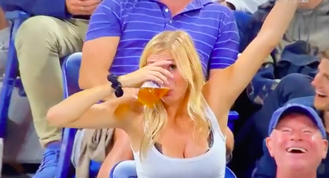 😂🍻 | Tennisfan at twee keer haar biertje nadat zij zichzelf op het grote scherm ziet