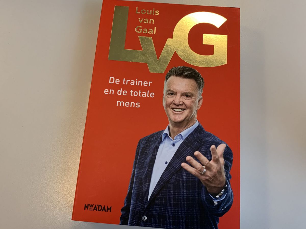 Recensie: LvG is één grote lofzang op Van Gaal (en dat is soms best ongemakkelijk)