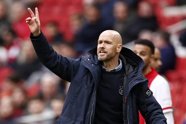 Erik ten Hag blijft gewoon bij Ajax: contract met een jaar verlengd