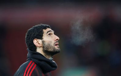 LOL! Fellaini ramt meters naast, maar schiet wel steward van z'n stoeltje (video)