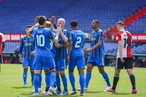 Ajax verslaat Feyenoord in rommelige, maar historische Klassieker