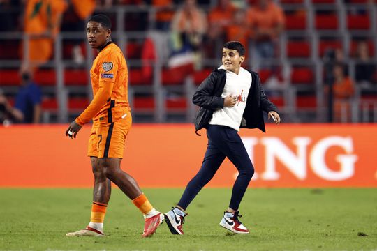🎥🤔 | LIEF of DOM!? Jongetje rent het veld op om selfie met Memphis Depay te maken